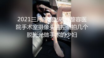 偷偷隔着门录下女友洗澡，她一无所知的继续搓洗头发，压根没发现我在拍她！